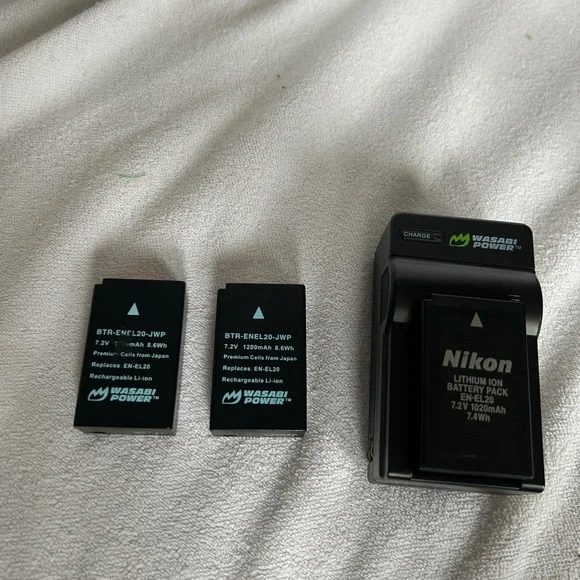 Nikon J3 maroon camera with additional lens - Picture 8 of 9